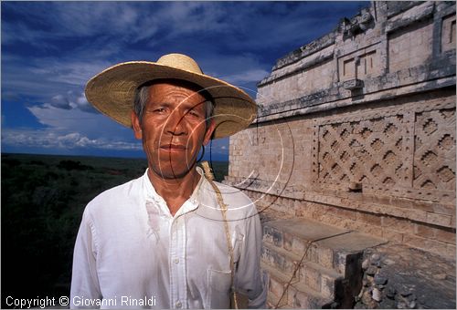 MEXICO - YUCATAN - Area archeologica di Uxmal, Centro cerimoniale Maya-Puc (600 - 900 d.C.) - veduta dalla sommità della Piramide del Adivino (indovino)