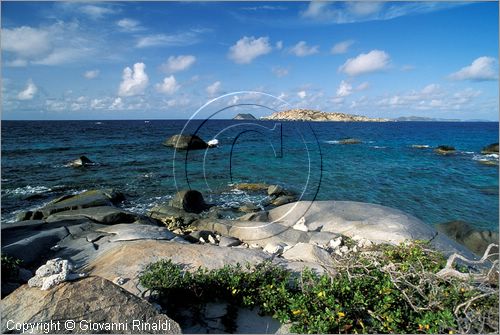 CARAIBI - ISOLE VERGINI BRITANNICHE - ISOLA DI VIRGIN GORDA - la costa sud con di fronte Fallen Jerusalem