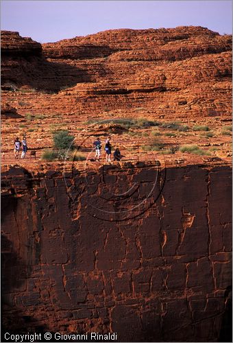 AUSTRALIA CENTRALE - Watarrka National Park - il bordo superiore della parete del Kings Canyon