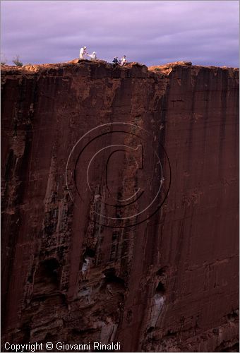 AUSTRALIA CENTRALE - Watarrka National Park - il bordo superiore della parete del Kings Canyon