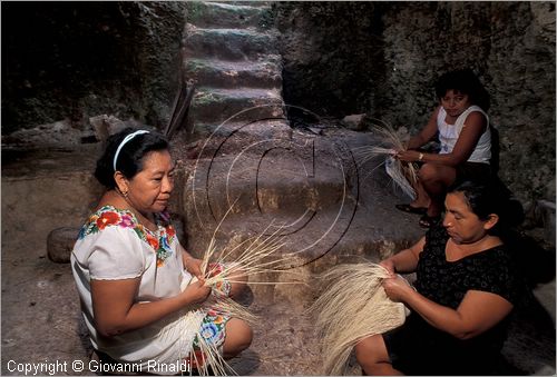 MEXICO - YUCATAN - Becal - lavorazione artigianale dei cappelli di panama (jipi)