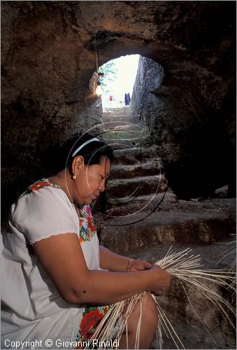 MEXICO - YUCATAN - Becal - lavorazione artigianale dei cappelli di panama (jipi)