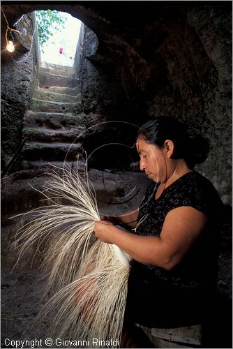 MEXICO - YUCATAN - Becal - lavorazione artigianale dei cappelli di panama (jipi)