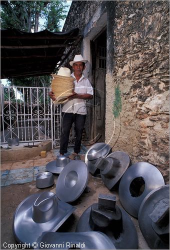 MEXICO - YUCATAN - Becal - lavorazione artigianale dei cappelli di panama (jipi)