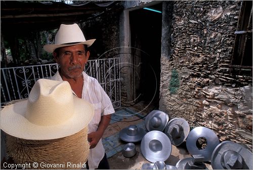 MEXICO - YUCATAN - Becal - lavorazione artigianale dei cappelli di panama (jipi)