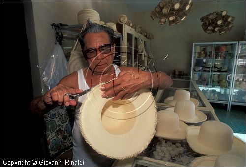 MEXICO - YUCATAN - Becal - lavorazione artigianale dei cappelli di panama (jipi)