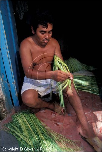 MEXICO - YUCATAN - Becal - lavorazione artigianale dei cappelli di panama (jipi)