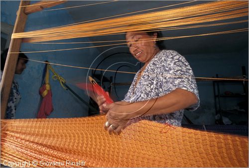 MEXICO - YUCATAN - San Antonio Sahcabchen - lavorazione artigianale delle amache