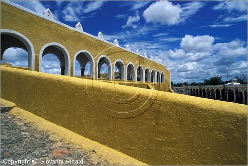 MEXICO - YUCATAN - Izamal - cittadina coloniale con edifici del XVI - XVII secolo conosciuta per il monastero francescano costruito dagli spagnoli smantellando un tempio maya nel 1553-1561