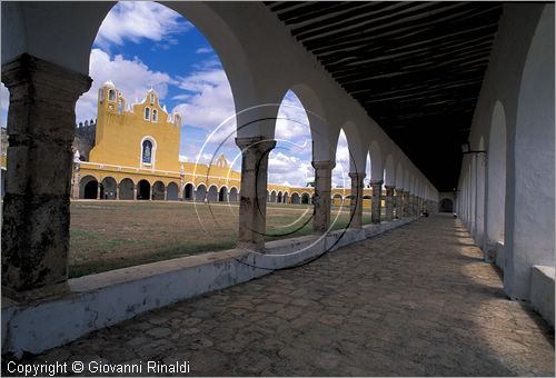 MEXICO - YUCATAN - Izamal - cittadina coloniale con edifici del XVI - XVII secolo conosciuta per il monastero francescano costruito dagli spagnoli smantellando un tempio maya nel 1553-1561