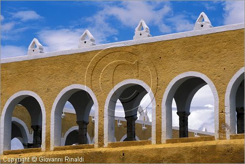 MEXICO - YUCATAN - Izamal - cittadina coloniale con edifici del XVI - XVII secolo conosciuta per il monastero francescano costruito dagli spagnoli smantellando un tempio maya nel 1553-1561