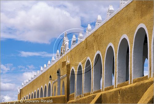 MEXICO - YUCATAN - Izamal - cittadina coloniale con edifici del XVI - XVII secolo conosciuta per il monastero francescano costruito dagli spagnoli smantellando un tempio maya nel 1553-1561