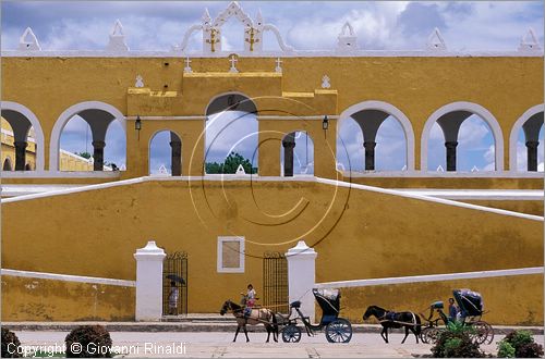 MEXICO - YUCATAN - Izamal - cittadina coloniale con edifici del XVI - XVII secolo conosciuta per il monastero francescano costruito dagli spagnoli smantellando un tempio maya nel 1553-1561