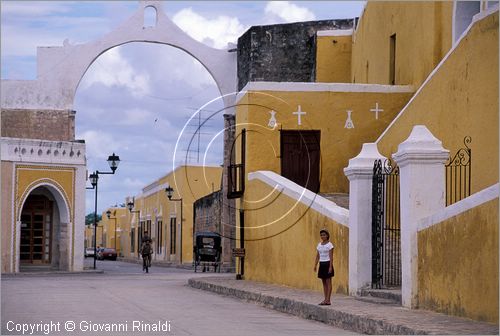 MEXICO - YUCATAN - Izamal - cittadina coloniale con edifici del XVI - XVII secolo conosciuta per il monastero francescano costruito dagli spagnoli smantellando un tempio maya nel 1553-1561