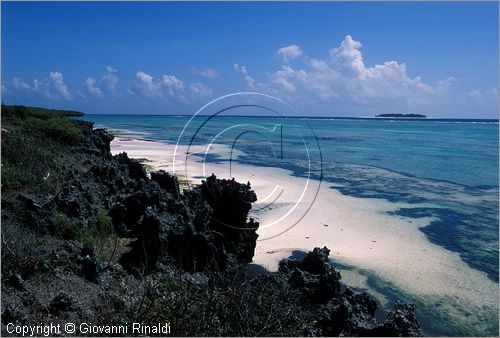 TANZANIA - ZANZIBAR  (Oceano Indiano) - Matemwe - costa est - la spiaggia di fronte ai "Matemwe Bungalows"