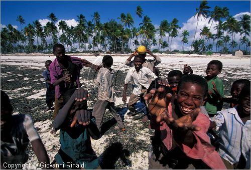 TANZANIA - ZANZIBAR  (Oceano Indiano) - Matemwe - costa est - bambini che giocano sulla spiaggia