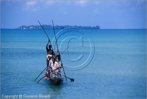 TANZANIA - ZANZIBAR  (Oceano Indiano) - Bububu - costa ovest - pescatori