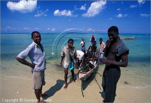 TANZANIA - ZANZIBAR  (Oceano Indiano) - Bububu - costa ovest - pescatori con la loro piroga