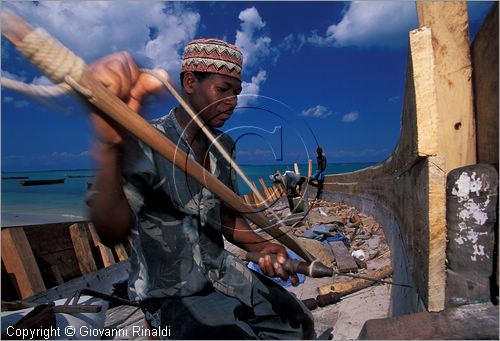 TANZANIA - ZANZIBAR  (Oceano Indiano) - Bububu - costa ovest - un cantiere per la costruzione artigianale di barche da pesca