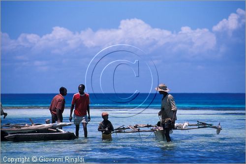 TANZANIA - ZANZIBAR  (Oceano Indiano) - Kizimkazi (estremit sud dell'isola) - ritorno dalla pesca
