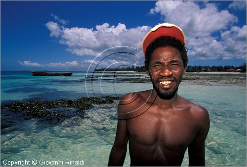 TANZANIA - ZANZIBAR  (Oceano Indiano) - Kizimkazi (estremit sud dell'isola) - un pescatore al ritorno dalla pesca