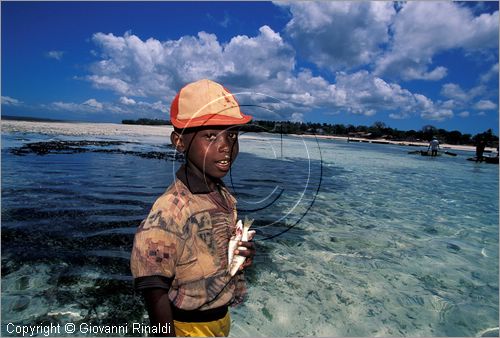 TANZANIA - ZANZIBAR  (Oceano Indiano) - Kizimkazi (estremit sud dell'isola) - un bambino con il suo piccolo bottino di pesca