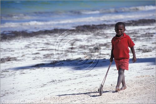 TANZANIA - ZANZIBAR  (Oceano Indiano) - Bwejuu - costa est - un bambino gioca sulla spiaggia