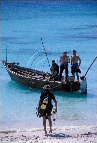TANZANIA - ZANZIBAR  (Oceano Indiano) - Nungwi - costa nord - la zona che affaccia ad ovest con la guesthouse per i giovani che fanno attivit subacquee