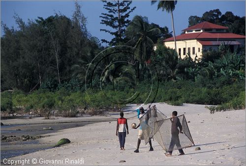 TANZANIA - ZANZIBAR  (Oceano Indiano) - Bububu (10 Km a nord di Stone Town) - ragazzi che giocano a pallone sulla spiaggia presso casa "Salome's Garden"