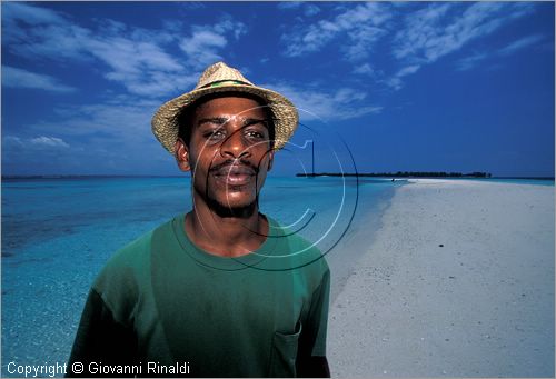 TANZANIA - ZANZIBAR  (Oceano Indiano) - una piccola isola di sabbia emerge con la bassa marea vicino a Bawe Island