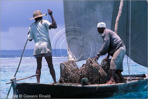 TANZANIA - ZANZIBAR  (Oceano Indiano) - pescatori nelle isole di fronte a Stone Town