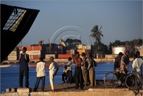 TANZANIA - ZANZIBAR  (Oceano Indiano) - Stone Town - il molo di fronte ai giardini Jamituri