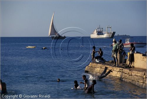 TANZANIA - ZANZIBAR  (Oceano Indiano) - Stone Town - il molo di fronte ai Giardini Jamituri