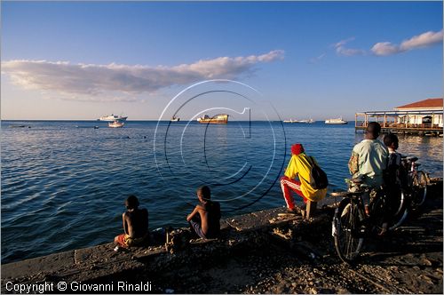 TANZANIA - ZANZIBAR  (Oceano Indiano) - Stone Town - il molo di fronte ai Giardini Jamituri