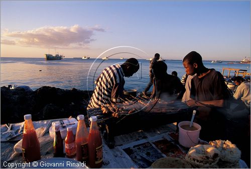 TANZANIA - ZANZIBAR  (Oceano Indiano) - Stone Town - bancarella di fast food sul molo di fronte ai Giardini Jamituri